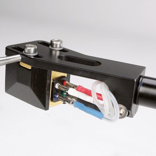 Tonarm mit Kabeln und Anschlüssen, Nahaufnahme.