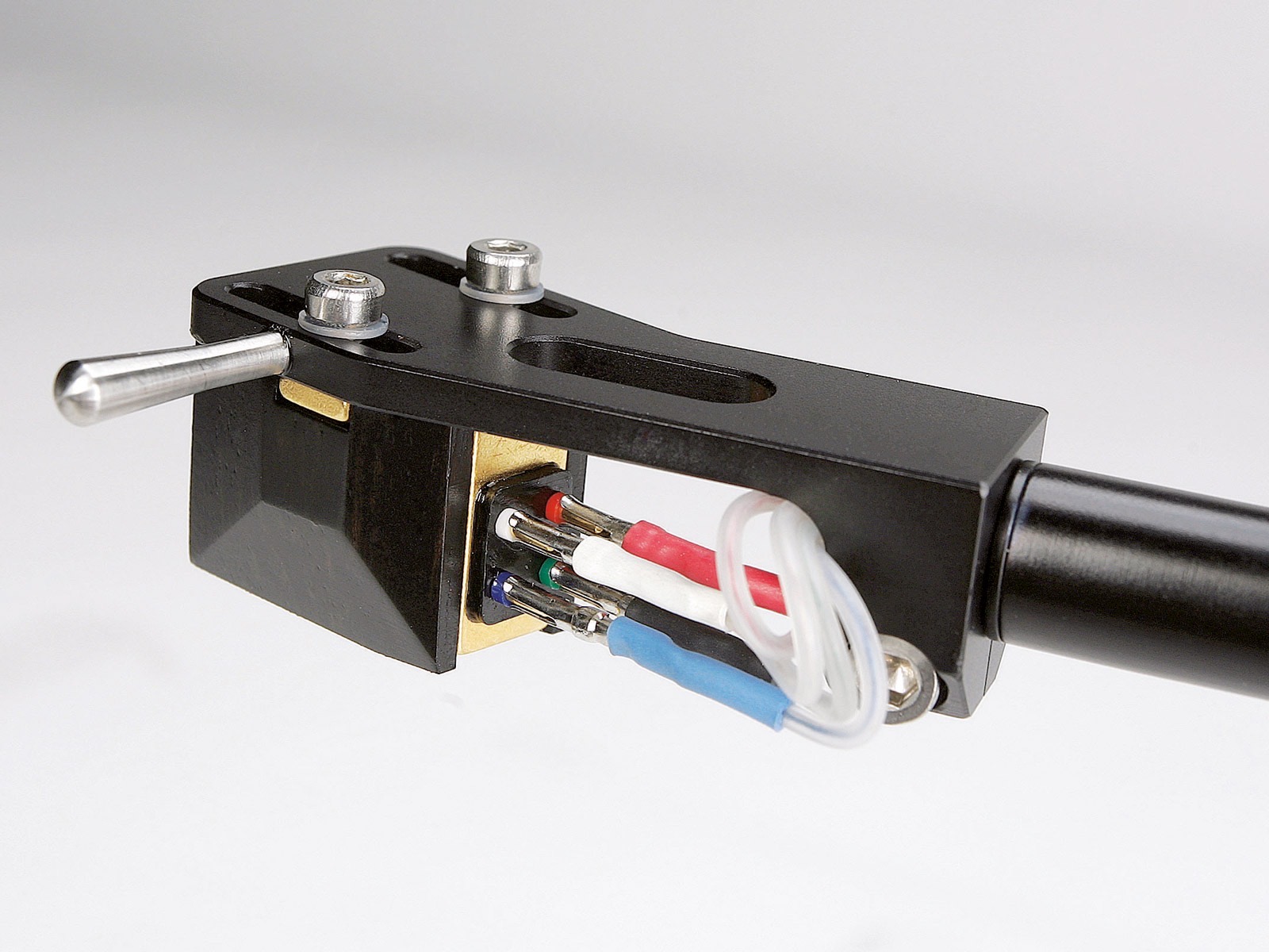 Tonarm mit Kabeln und Anschlüssen, Nahaufnahme.