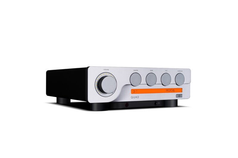 Moderner Audioverstärker mit Drehknöpfen und Display.