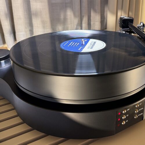 Schallplattenspieler mit schwarzer Vinylplatte