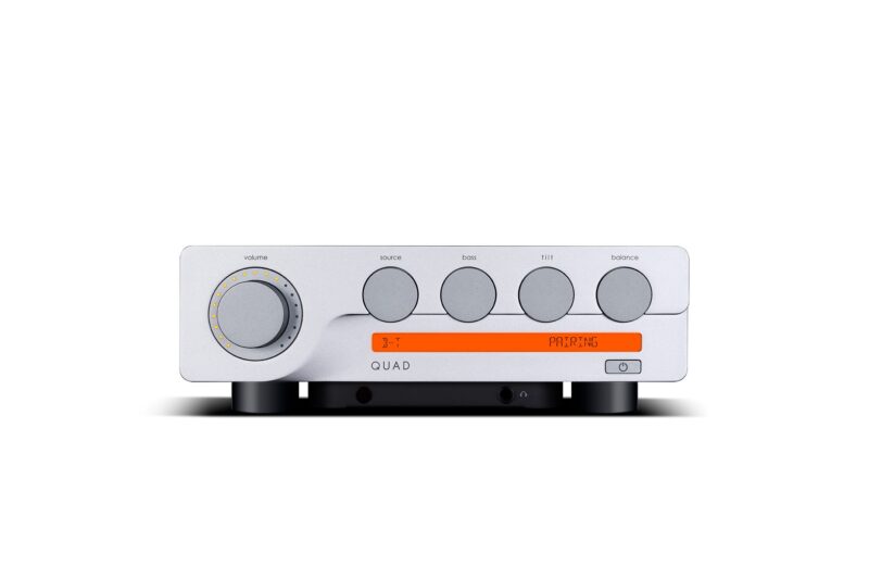 Silberner Hi-Fi-Verstärker mit Drehknöpfen und Display