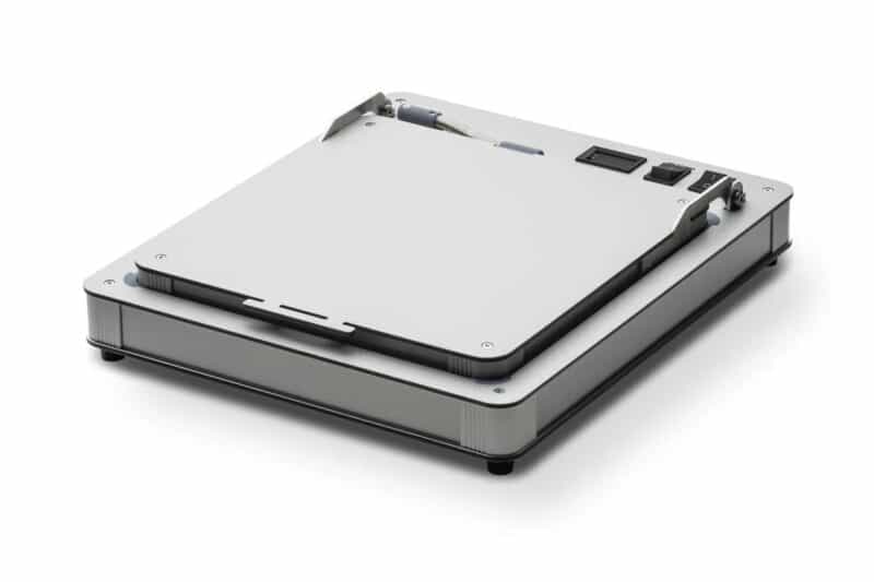 Geschlossene silberne elektronische Box mit Anschlüssen.