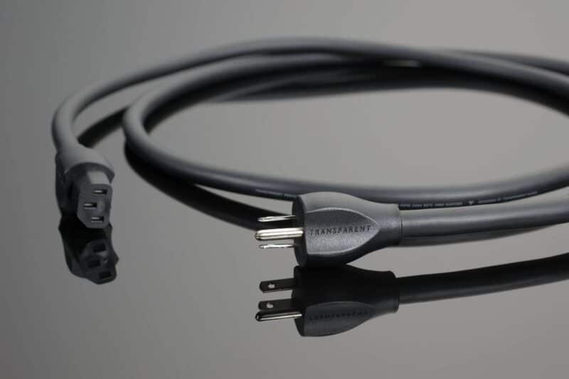 Schwarzes Netzkabel mit transparenter Aufschrift
