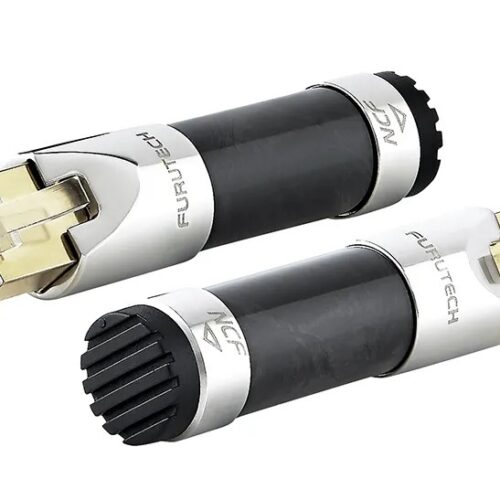 Zwei hochwertige Ethernet-Stecker auf weißem Hintergrund.