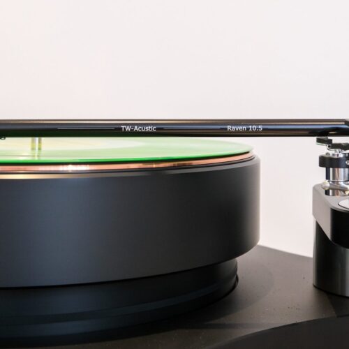Plattenspieler-Tonarm auf grüner Vinyl-Schallplatte.