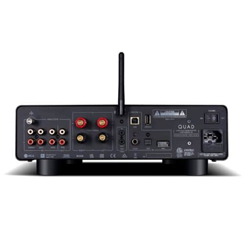Rückseite eines Audioverstärkers mit Anschlüssen