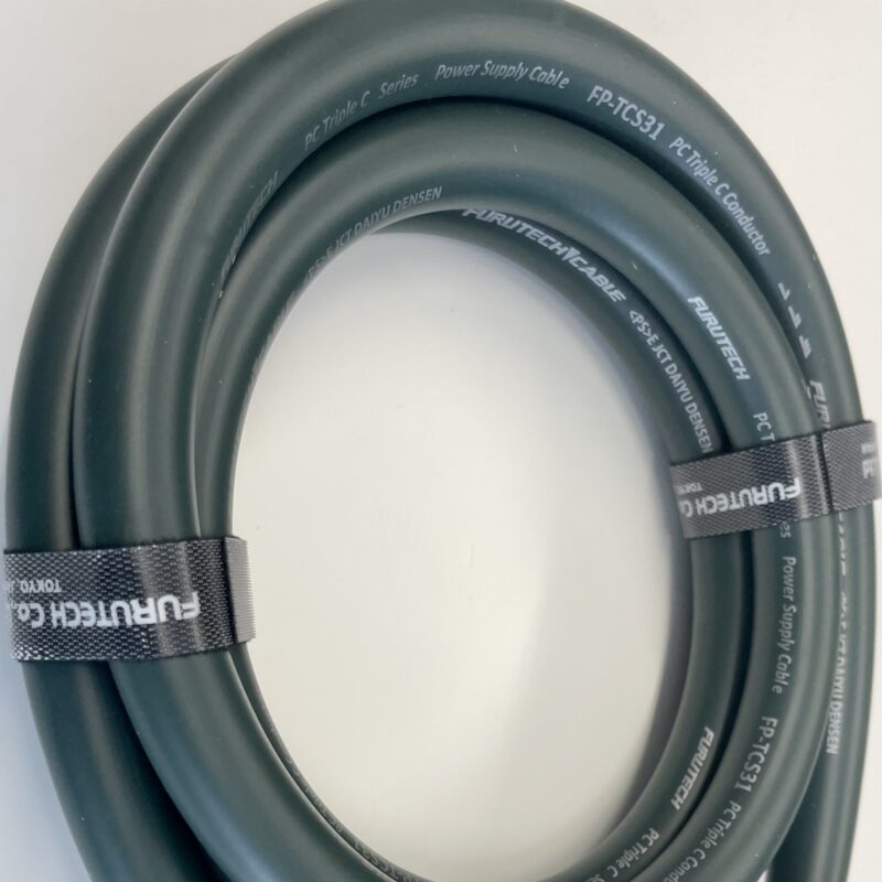 Schwarzes, aufgerolltes Stromkabel mit Beschriftung