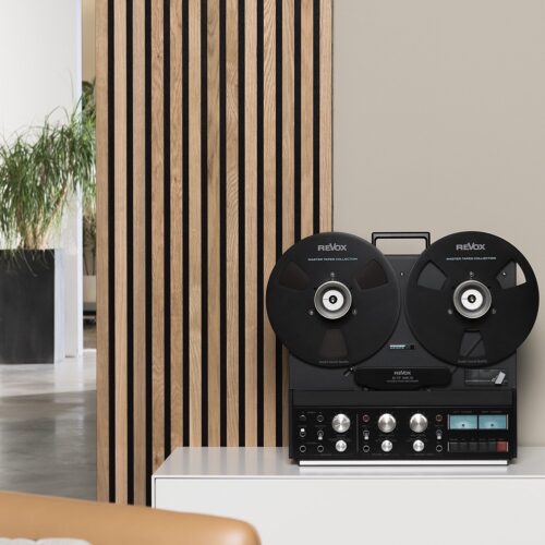 revox b77 mk iii stereo tape recorder Bandmaschine mit Spulen auf Holzvertäfelung