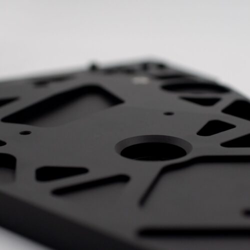 Schwarze Metalloberfläche mit Ausschnitten