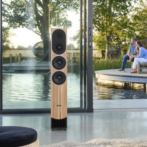 Holzlautsprecher am modernen Wasserhaus