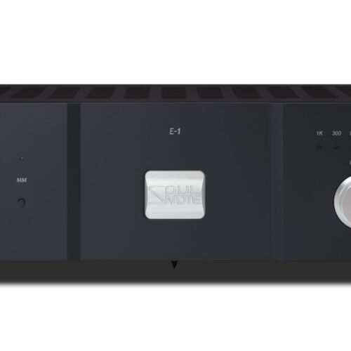 Schwarzer Verstärker mit silbernem Knopf