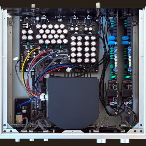 Elektronik im Gehäuse mit Kabeln