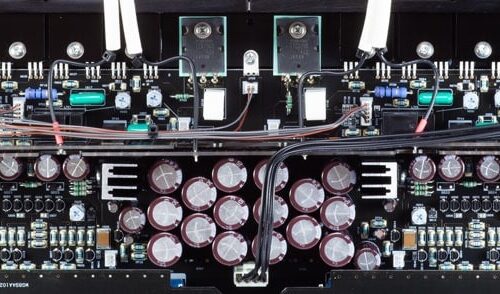 Platine mit Kondensatoren und Transistoren