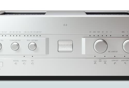 Silberner Verstärker mit Knöpfen