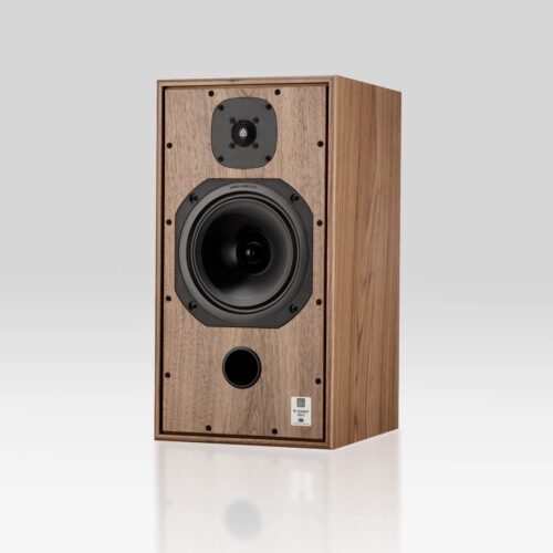 Harbeth C7ES-3 XD2 Der klassische Harbeth-Monitor in neuer XD2-Version Die Harbeth C7ES-3 XD2 ist ein wunderbar musikalischer Kompaktlautsprecher für Hörer, die Natürlichkeit, Klangfarben und lange Hörfreude suchen. Sie verbindet die klassische Harbeth-Stimmwiedergabe mit der neuen RADIAL4-Technologie und einer fein abgestimmten XD2-Weiterentwicklung. Stimmen, Jazz, akustische Instrumente und kleine Ensembles erscheinen körperhaft, glaubwürdig und frei von künstlicher Schärfe. Die C7ES-3 XD2 spielt erwachsener, voller und gelassener als ihre Größe vermuten lässt. Britische Monitortradition mit moderner Abstimmung Die Harbeth C7ES-3 XD2 arbeitet als 2-Wege-Standmount-Lautsprecher mit 200-mm-Harbeth-RADIAL4-Tiefmitteltöner, 25-mm-Hochtöner, 6 Ohm Impedanz und 86 dB Wirkungsgrad. Sie ist angenehm zu betreiben und harmoniert mit vielen hochwertigen Verstärkern. HARBETH C7ES-3 XD2 WN